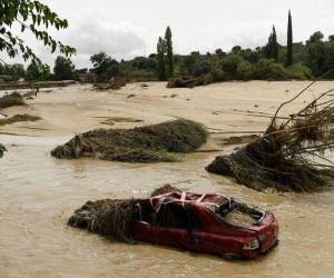 Esta fotografía muestra un coche destruido en medio de un río en la localidad de Aldea del Fresno, en la región de Madrid, el 4 de septiembre de 2023, cuando un hombre fue reportado como desaparecido después de que su vehículo fuera arrastrado por un río desbordado durante fuertes lluvias.