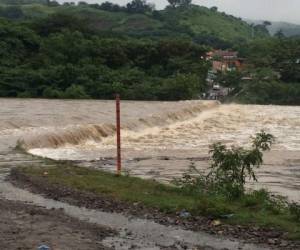 La comunidad del Bosque quedó incomunidad esta mañana debido a la crecida del río (Foto: El Heraldo Honduras/ Noticias de Honduras)