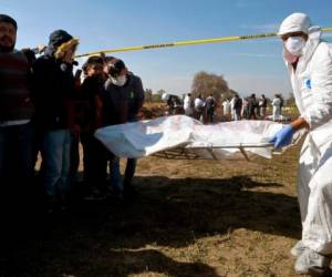 Al menos 54 cuerpos siguen sin ser identificados mientras que decenas de familiares se han congregado en el lugar con la esperanza de encontrar a sus seres queridos desde que el géiser de combustible se tornó en una bola de fuego el viernes por la noche. Fotos: El Heraldo Honduras/Agencia AFP.