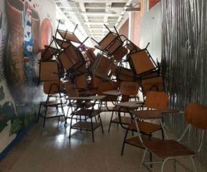 Las silla fueron colocada como una berrera para evitar el ingreso de estudiantes y docentes a clases.