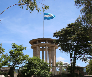 Según los decretos 84-95, la longitud de la bandera debe de ser el doble del ancho, en otras palabras no hay una medida específica.