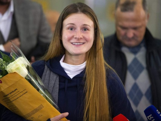 La agente rusa Maria Butina sonríe mientras habla con la prensa al llegar de Estados Unidos al aeropuerto internacional de Moscú Sheremetyevo en las afueras de Moscú, Rusia. Foto: Agencia AP.