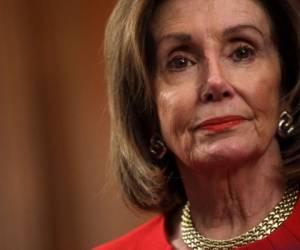 La Presidenta de la Cámara de Representantes de los EE. UU. Nancy Pelosi (D-CA) escucha durante un evento en la Sala Rayburn del Capitolio de los Estados Unidos el 19 de diciembre de 2019 en Washington, DC.