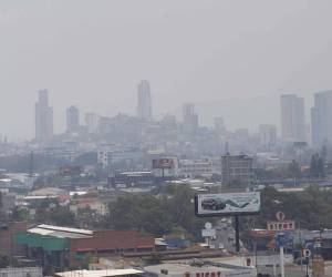 La calidad del aire en la capital sigue siendo afectada por los incendios forestales, lo que implica que los capitalinos seguirán inhalando humo y partículas nocivas en el ambiente.