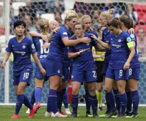 En esta foto de archivo del 21 de abril de 2019, Erin Cuthbert (centro), del Chelsea, festeja con sus compañeras tras anotar ante el Lyon en un encuentro de la Liga de Campeonas de Europa en Decines, Francia (AP Foto/Laurent Cipriani, FILE).