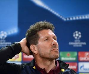 Diego Pablo Simeone técnico del Atlético de Madrid sabe que tiene una dura tarea contra el Bayer Leverkusen. Foto: AFP