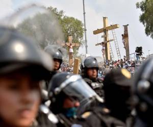 Los actores participan en la recreación de la Pasión de Cristo en la colonia Iztapalapa, al oriente de la Ciudad de México, el 15 de abril de 2022 durante la procesión del Viernes Santo.