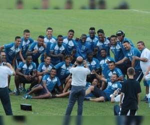 El equipo catracho reconoció la cancha del Cuscatlán por media hora donde hubo alegría, optimismo y hasta reguettón.