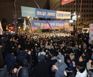 Las personas se reúnen frente a la Asamblea Nacional en Seúl, Corea del Sur, en las primeras horas del 04 de diciembre de 2024, exigiendo la retirada de la ley marcial.