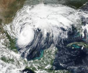 El ciclón tropical generó marejadas y apagones en su ingreso a territorio estadounidense.