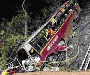 El accidente de autobús se produjo la tarde-noche del domingo y el número de fallecidos se actualizó a 17 víctimas.