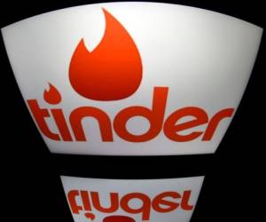 La famosa plataforma de citas Tinder entre las señaladas de realizar engaños. Fotos: AFP.