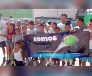 Los niños posan con dos de los instructores de Tenis de Barrio Honduras (Foto: Cortesía)