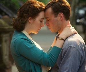 Eilis Lacey (Saoirse Ronan), en escena con Tony (Emory Cohen).