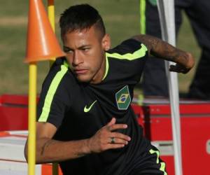 Neymar, delantero brasileño, estrella del fútbol mundial.