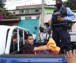 Al momento de su captura se le decomisó un arma de fuego, dos cargadores de pistola y una motocicleta con reporte robo según sistema policial.