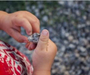 Hasta el momento se desconocen detalles de dónde habría obtenido la piedra el pequeño niño.