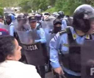 Agentes policiales desalojaron a los manifestantes que protestaban frente a la casa del ministro Daniel Sponda.