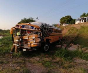 Seis personas resultaron heridas después de la aparatosa colisión entre un autobús y una volqueta en la comunidad El Chaparro de Choluteca, zona sur de Honduras. Estas son las imágenes que dejó el incidente.