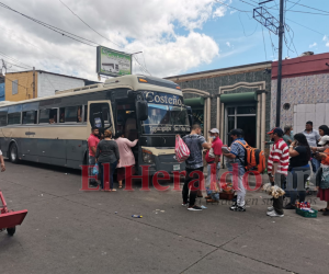 Entre la séptima y octava avenida de la 12 calle en Comayagüela el movimiento de viajeros es constante.