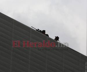 Así fueron captados los militares ubicados en lo más alto del edificio del Centro Cívico Gubernamental destinado a ser la nueva Casa Presidencial.