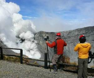 El Poás, a 30 kms de la capital, entró en fuerte erupción la noche del miércoles con lanzamiento de gases, agua y ceniza. Foto AFP