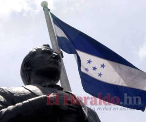 El 1 de septiembre se conmemora el Día de la Bandera Nacional, por tradición, en instituciones publicas y privadas se iza el pabellón. Foto: Alex Pérez/El Heraldo