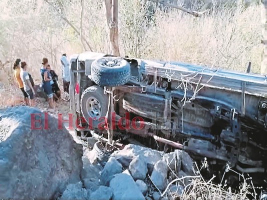 Los fallecidos quedaron cerca del bus en que se transportaban.