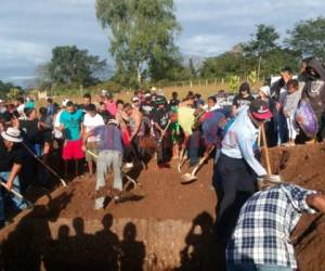 El entierro de las víctimas de la masacre se efectuó a eso de las 7:00 de la mañana. (Foto: El Heraldo Honduras/ Noticias Honduras hoy)