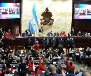 Pese a los llamados de turbas afines a Libre para presionar a la oposición, acuerdos siguen sin lograr construirse en la cámara legislativa debido al poco diálogo.