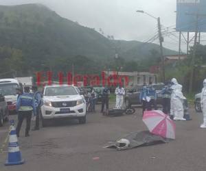 El cadáver de la víctima quedó en medio de la calle principal de la colonia Cerro Grande. Foto: Alex Pérez/EL HERALDO.