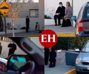 Feligreses en Chile encontraron una fórmula para seguir confesándose o recibir la comunión durante la pandemia: hacen filas dentro de sus autos hasta que llega su turno de ser atendidos por un sacerdote, algunos bajan y se arrodillan como manda el ritual pero ahora en la calle. Fotos: Agencia AFP.