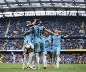 El City metió presión al Mánchester United, quinto con 66 puntos y un partido menos, que se medirá el domingo al Arsenal. Foto: AFP