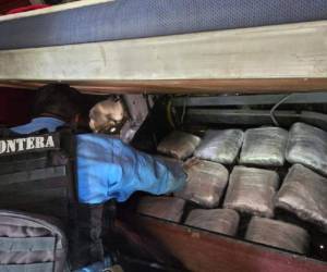 La policía encontró que en la rastra en la que se transportaba el guatemalteco ocultaba los paquetes de droga en un compartimento secreto.