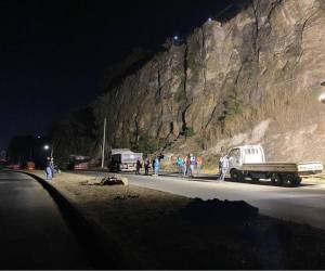 Desde un risco, ubicado a la orilla del anillo periférico, las enormes rocas representaban un peligro para los conductores y peatones.