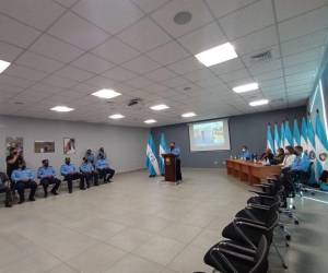 Policía Nacional recibiendo la administración del INP.