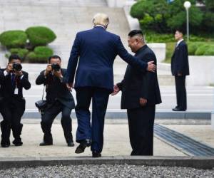 El presidente de los Estados Unidos, Donald Trump, entra en el lado norte de la Línea de Demarcación Militar que divide Corea del Norte y Corea del Sur, como observa el líder de Corea del Norte, Kim Jong Un, en el Área de Seguridad Conjunta. Foto: Agencia AFP.