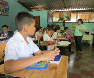 Debido a que la crisis económica golpea a muchos padres de familia, la ausencia de estudiantes en algunas escuelas es notoria. La merienda del gobierno se vuelve fundamental para mantenerlos en los salones de clases.