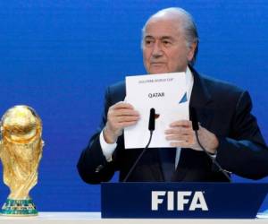 El expresidente de la FIFA muestra la hoja de la sede del Mundial 2022, el de Catar, el que ha llegado con polémicas.