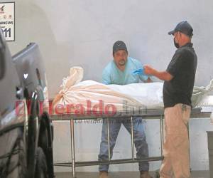 El cuerpo de José Fernando Oliva, de 63 años, fue retirado de la morgue de Tegucigalpa.