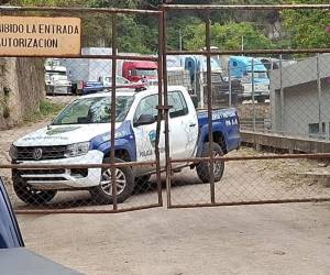 Los cuerpos de los dos hombres asesinados quedaron cerca de uno de los camiones que transportaban carga hasta la capital.