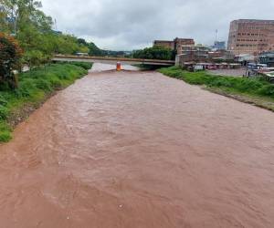 Así luce el río Choluteca este mediodía en etapa de alerta amarilla por la gran cantidad de agua que arrastra.