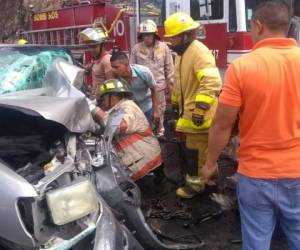 Siete personas resultaron lesionadas tras que dos carros pick-up chocaran de frente. Foto: Bomberos