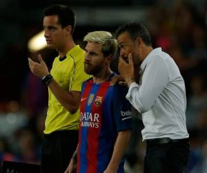 Luis Enrique, entrenador del FC Barcelona de España junto a Lio Messi.