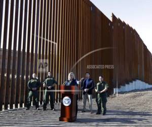 De pie junto a una cerca recién construida de 9 metros (30 pies) de altura en California, Nielsen se refirió a los esfuerzos del gobierno de Donald Trump por fortificar la frontera. (Foto: AP)