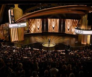 Jimmy Kimmel arrancó la ceremonia apareciendo en un paracaídas.