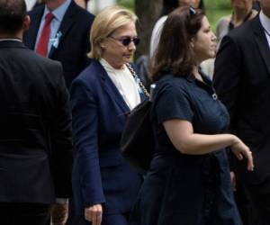 La candidata demócrata a la Casa Blanca estuvo apenas 90 minutos en la ceremonia de conmemoración de los ataques del 9/11. Foto: AFP