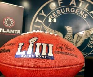 Un balón de fútbol americano se exhibe durante una conferencia de prensa, el martes 15 de enero de 2019, en Atlanta.