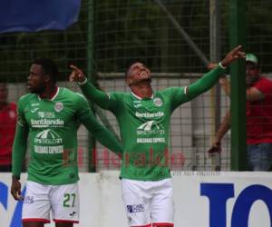 El goleador del partido, Carlo Costly, celebra uno de los dos tantos que anotó ante Platense. Foto: Moisés Valenzuela.