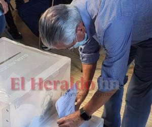 Ricardo Maduro ejerció el sufragio en el Instituto Salesiano San Miguel de la capital. FOTO: EL HERALDO